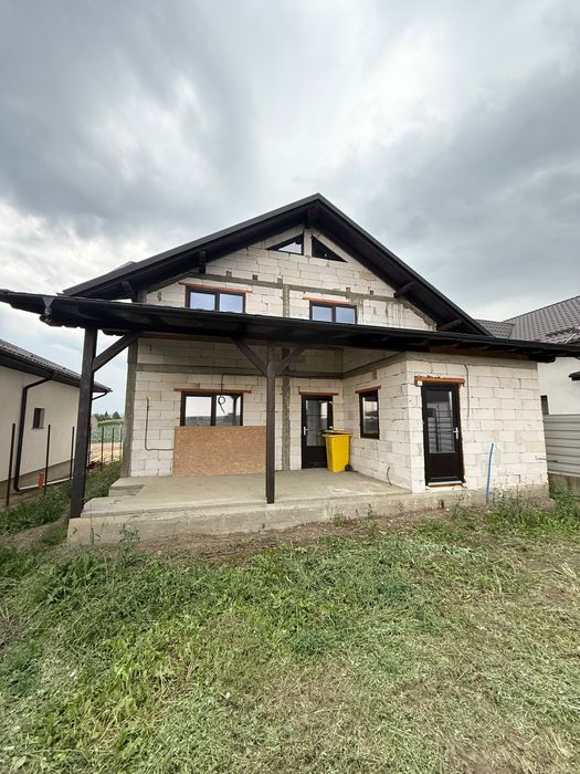 Casă cu etaj de vânzare