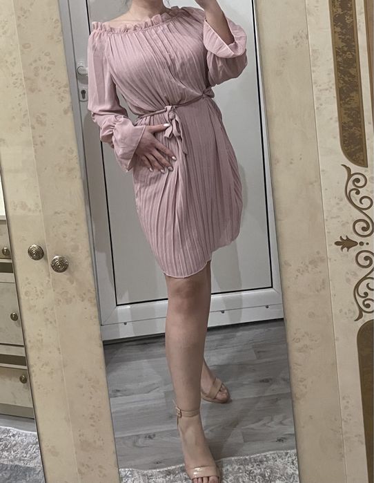 Розова рокля