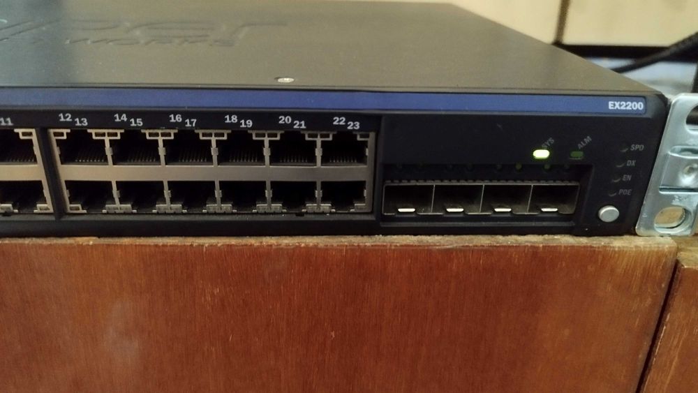 Суич  24-портов превключвател Juniper Networks EX2200  ex 2200-24T- 4G