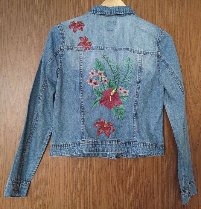 Vand geaca de blugi cu imprimeu floral, marimea 36