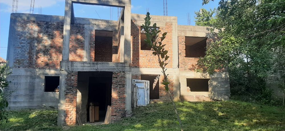 Casa 4 dormitoare și 2 livinguri