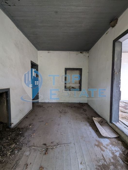 Парцел със стара къща в село Долна Липница