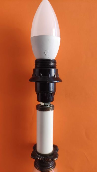 Висока настолна лампа от метал с орнаменти