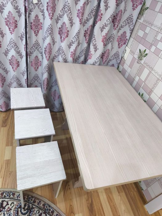 Стол и три стула