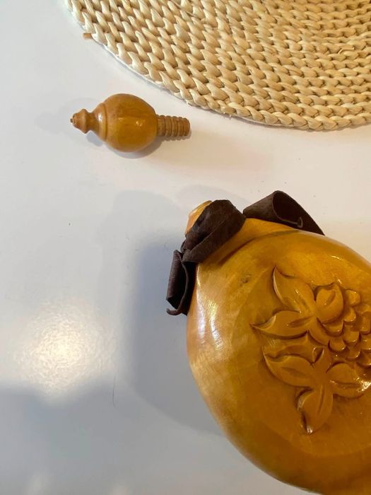 Дървена бъклица с красива дърворезба