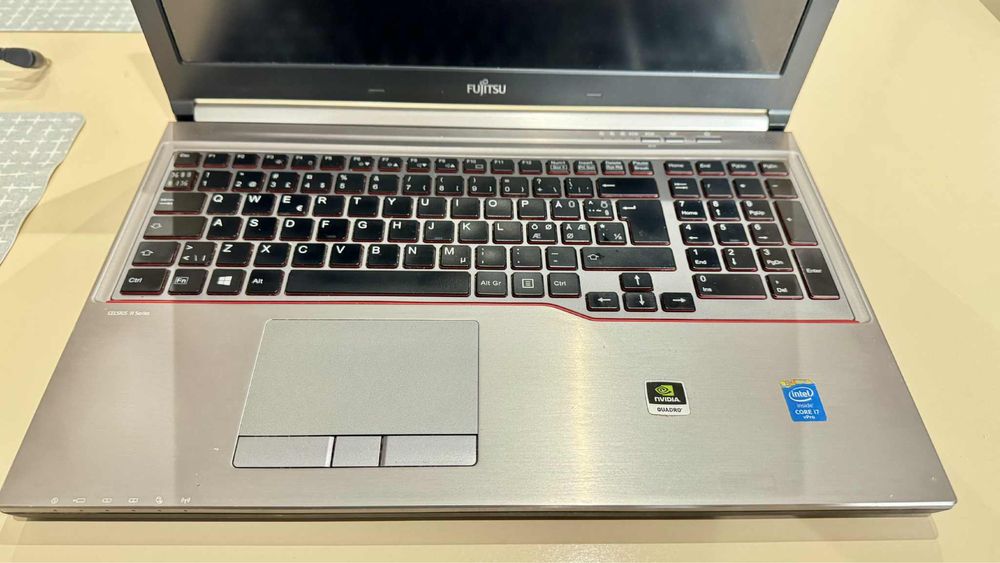 лаптоп Fujitsu Celsius H730