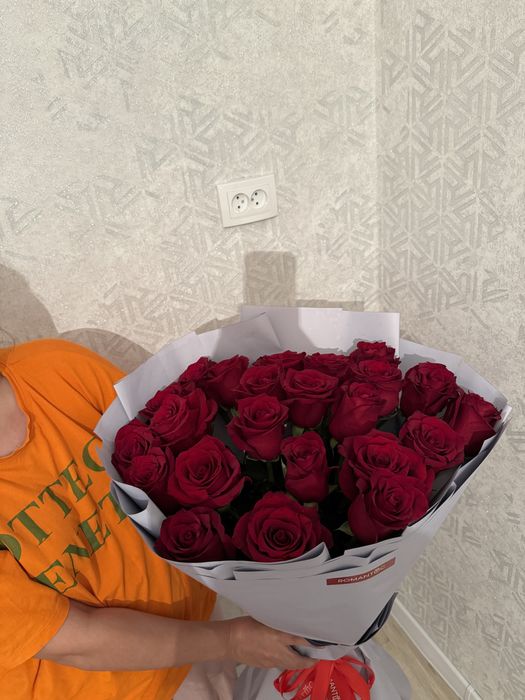 Цветы  роза голландскии 2500