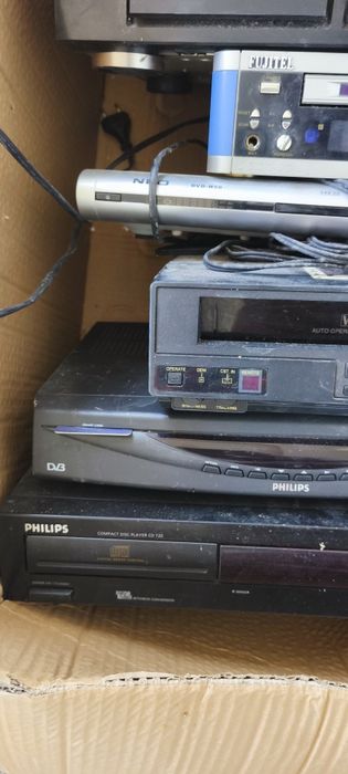 CD player stereo cassette deck radio vido mp3 vhs dv3 music sisstem