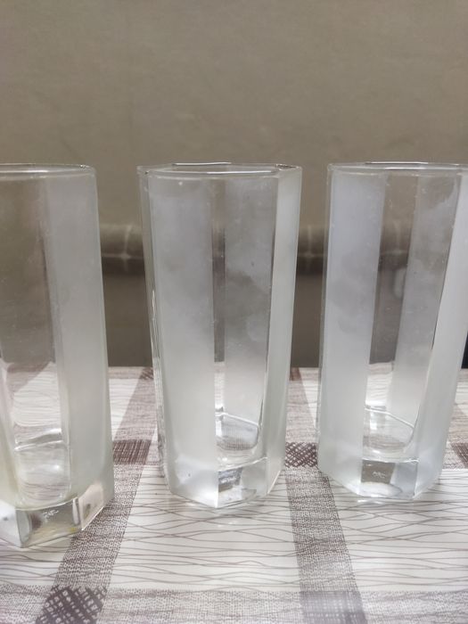 Бокалы, и фужеры.