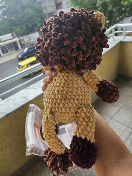 Ръчно плетено лъвче