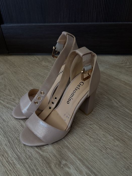 Продаю розовые туфли