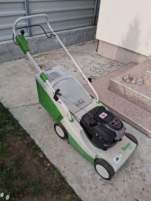 Vând mașină de tuns gazon pe benzină Viking. MB 450 .