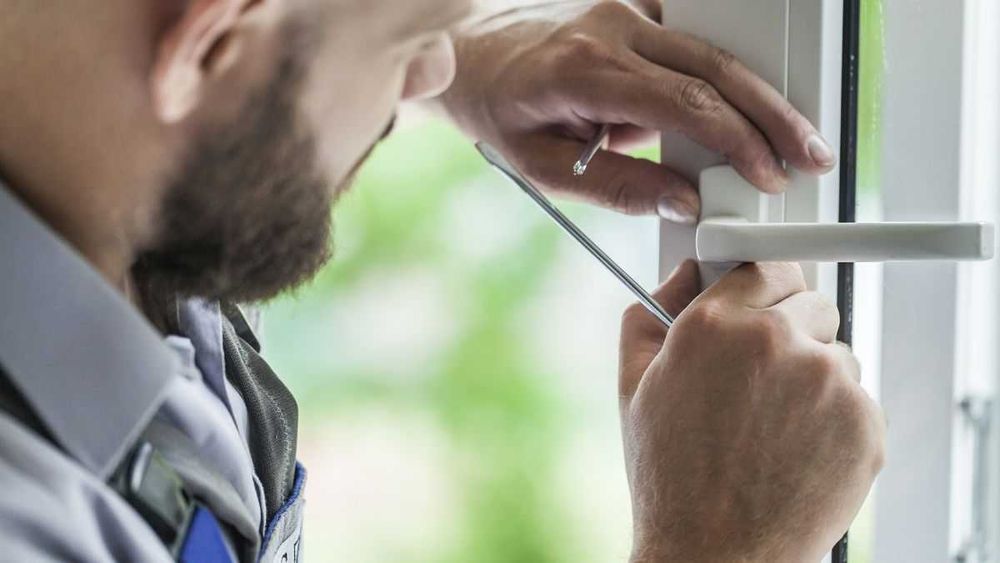 Мастер по регулировки окон и дверей