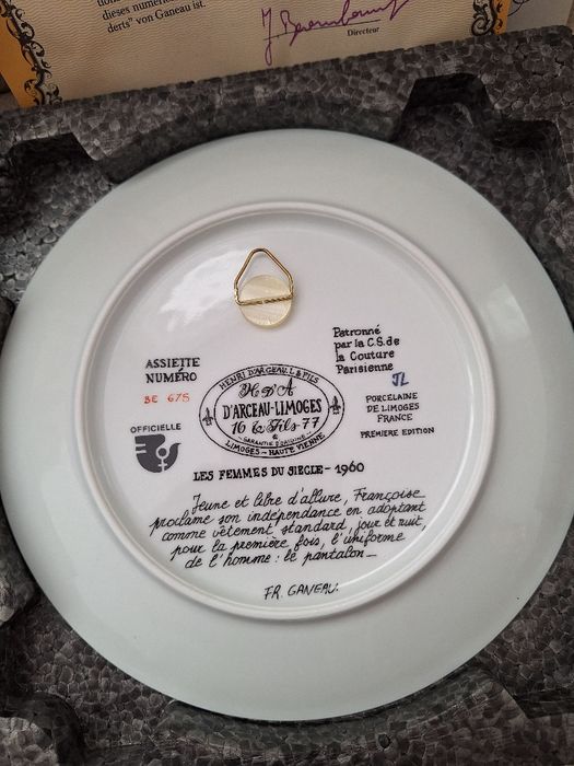 Декоративни чинии " Жените на века"