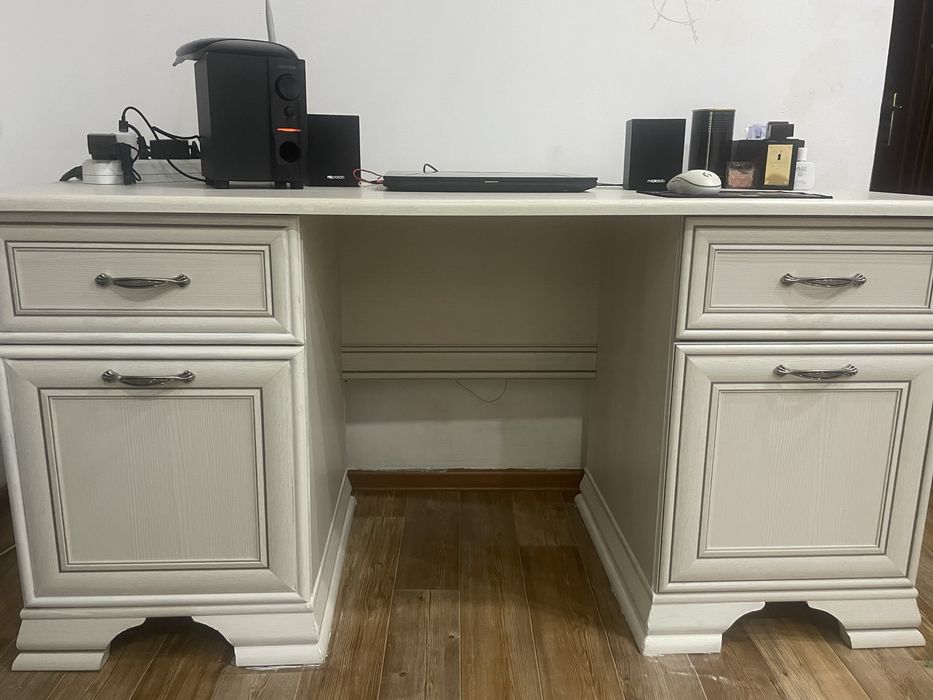 Продам писменный стол в хорошем состоянии