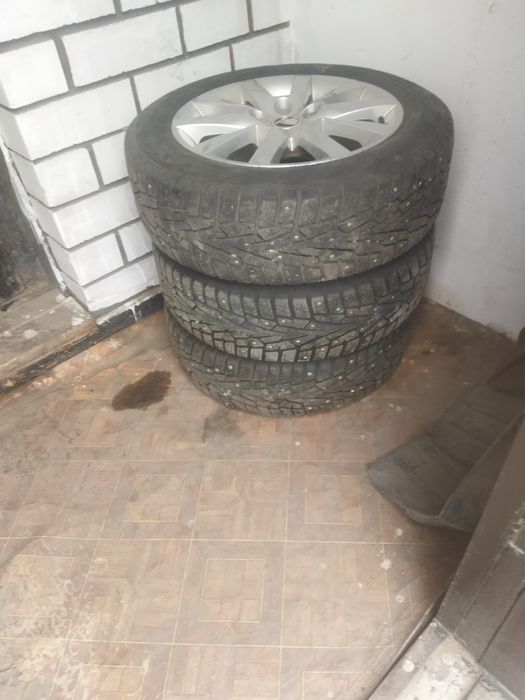 Шипованные шины с дисками.