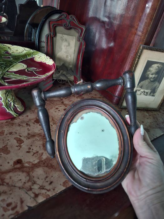 Mobilier antic  plus scaune , masă , ceas pe perete antică