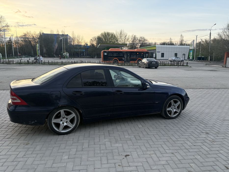 Mercedes С w203,