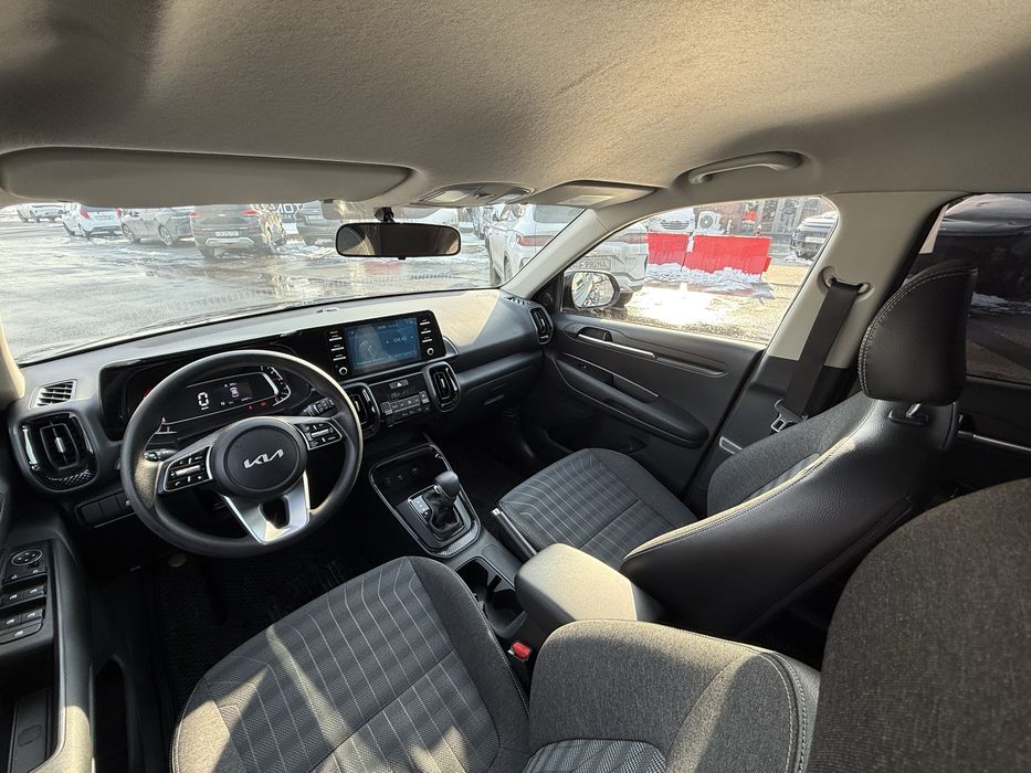 Kia sonet 2025 yil 23.000 km yurgan 2 poz rangi qora toza