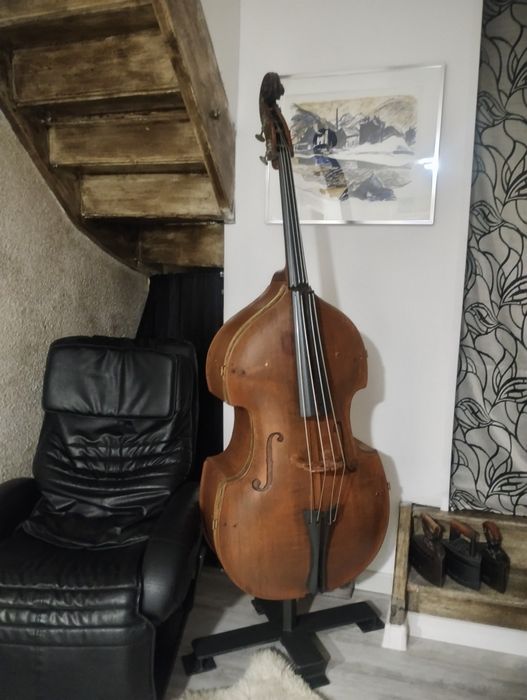 Уникален Бар-Контрабас – Бутиково Изкуство от Швейцария