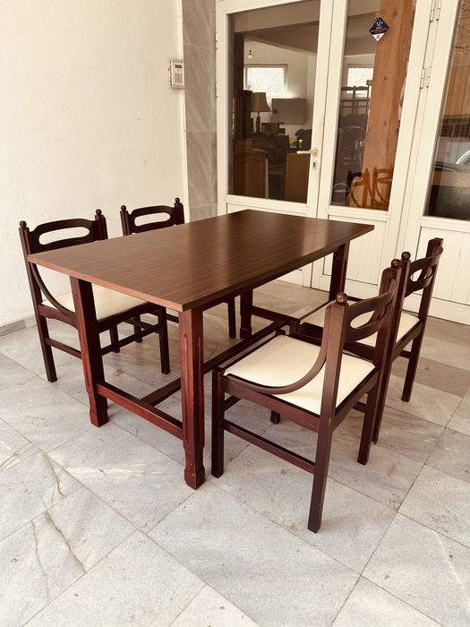 Трапезна маса с 4 стола – масивно дърво, много добро състояние