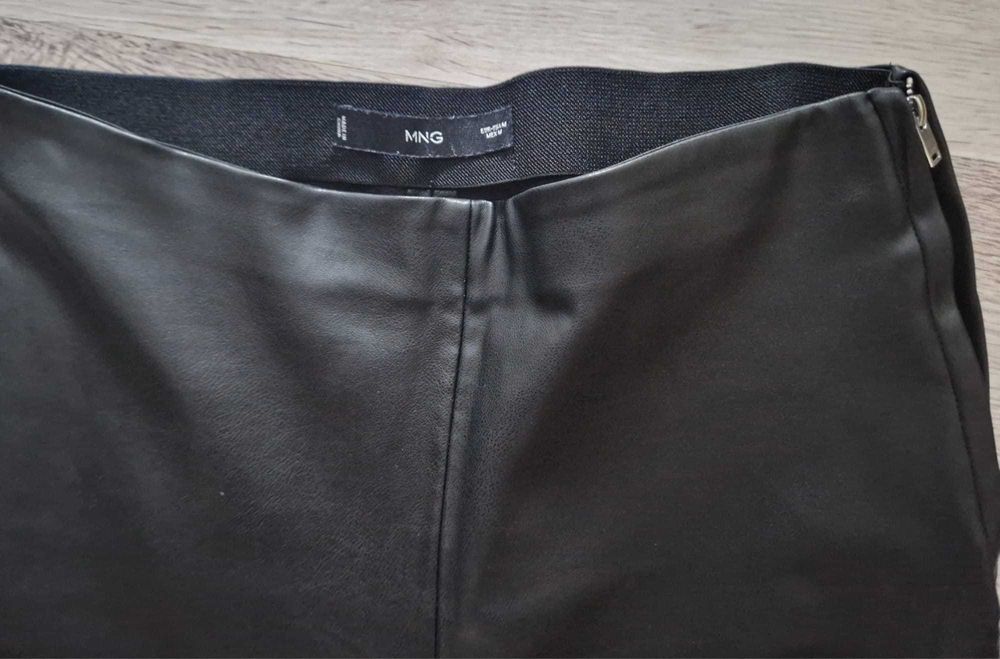 Pantaloni Mango cu aspect de piele și deschideri cu fermoar!
