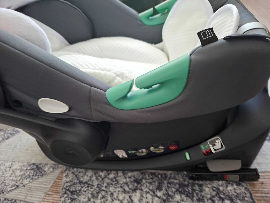 Столче за кола Cybex Aton B2 с основа Isofix в много добре състояние