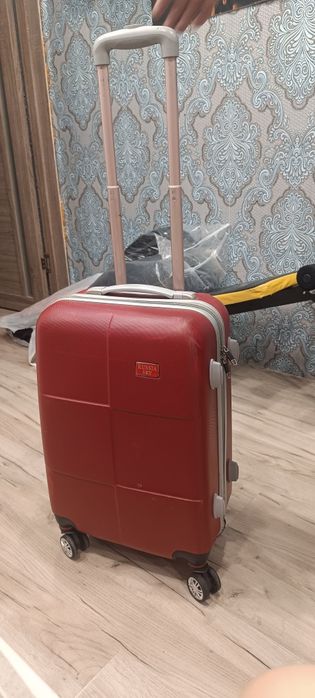 Продам чемоданы большой и маленький