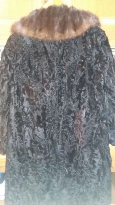 Haina din blana naturala de Astrahan cu guler din blana de vulpe dama