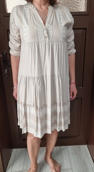 Бежова рокля размер Л