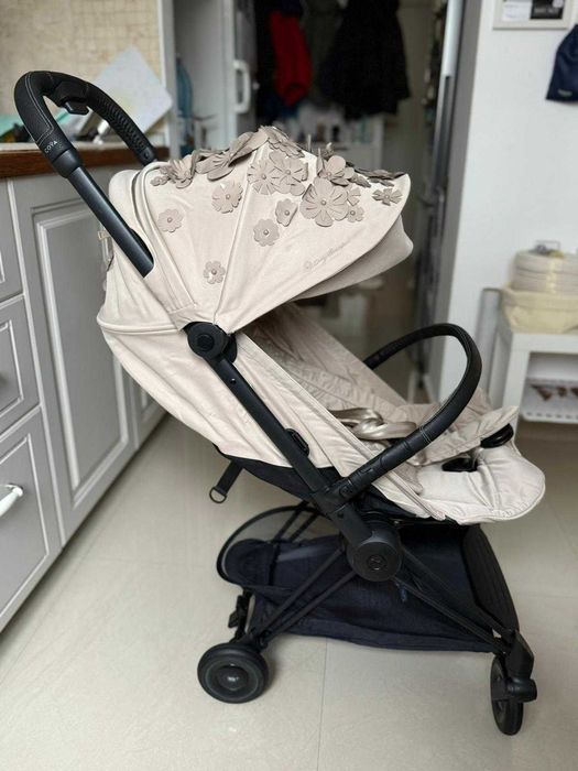 Carucior Cybex Coya Simply Flowers Beige / Bej ideal pentru avion