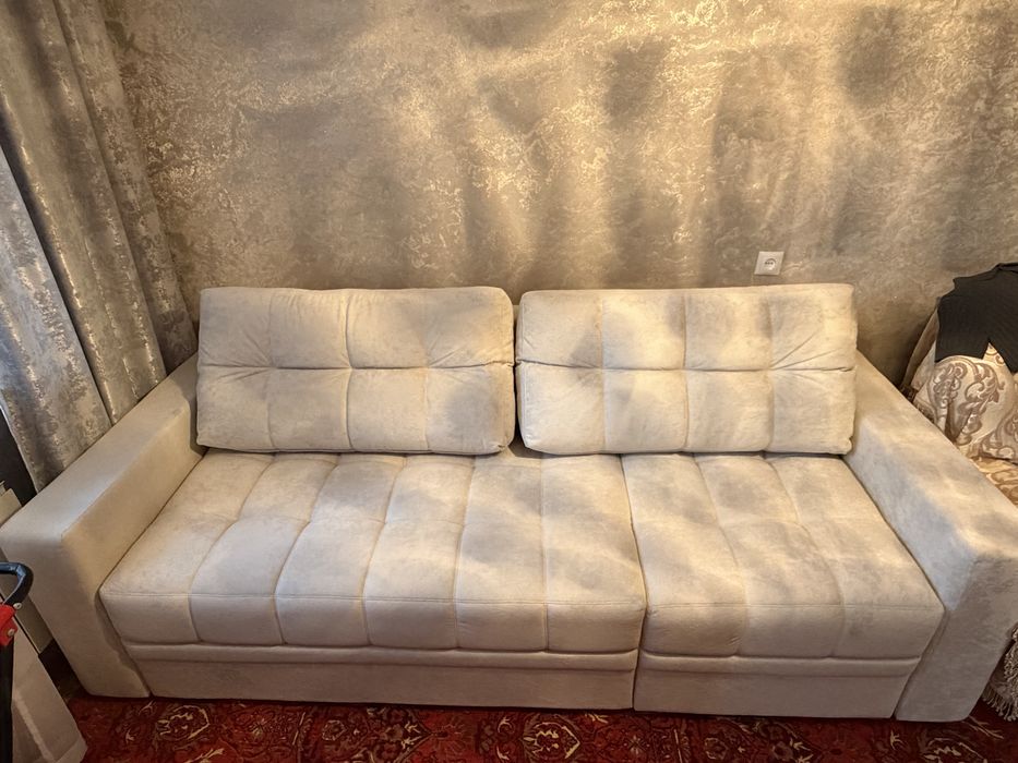 Продам диван в светлом цвете