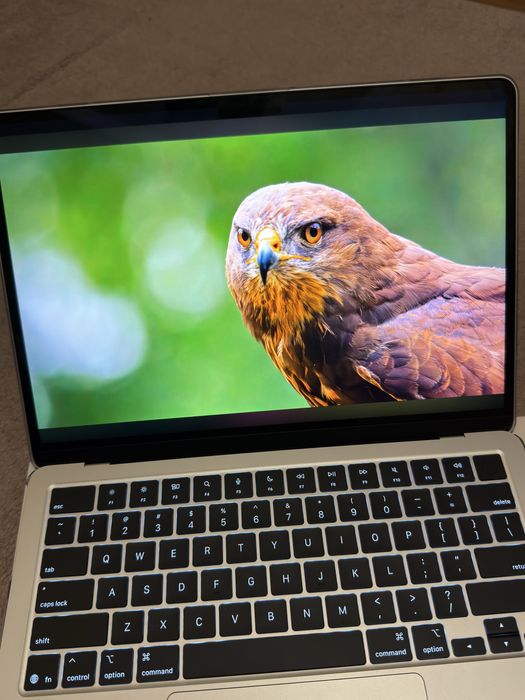 Macbook air m4 16/256 silver yengi 14 sikl qurtde turibdi