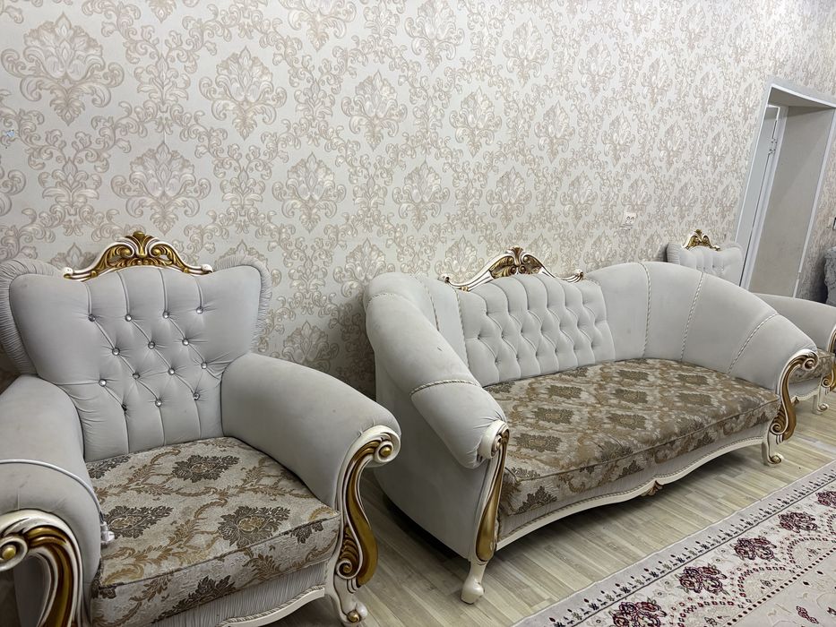 Гостинный диван с двумя креслами