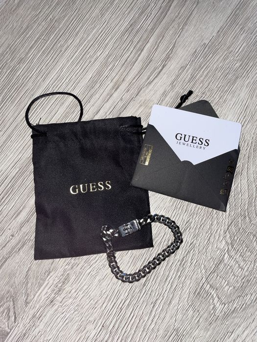 Гривна Guess оригинална!                         Купих я за подарък но се отмени повода и я продавам.Чисто нова не носена мъжка гривна.