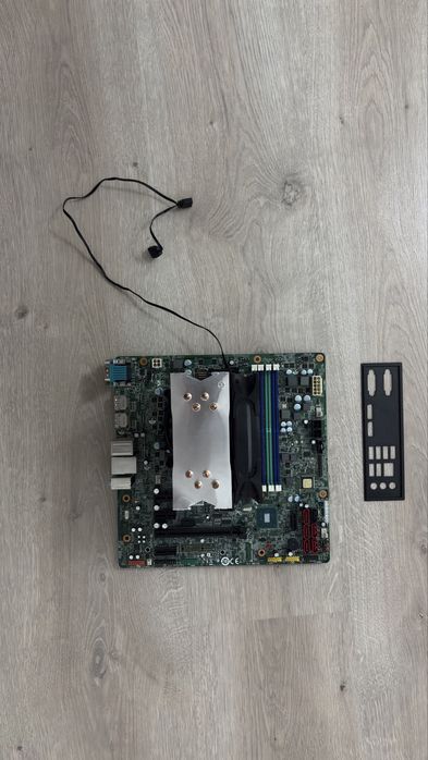 Vand placa de baza cu procesor xeon e3 1270 v6 fac si schimbs ssd