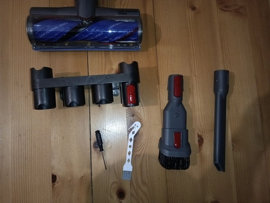 Отлична Dyson V10 безжична прахосмукачка с нова батерия и аксесоари