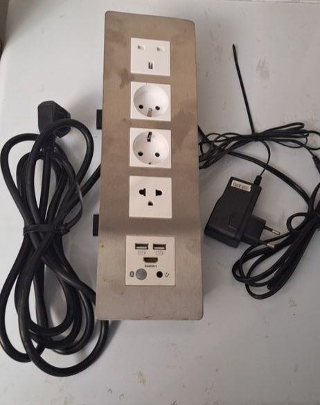 Hub, stație de încărcare cu prize multiple