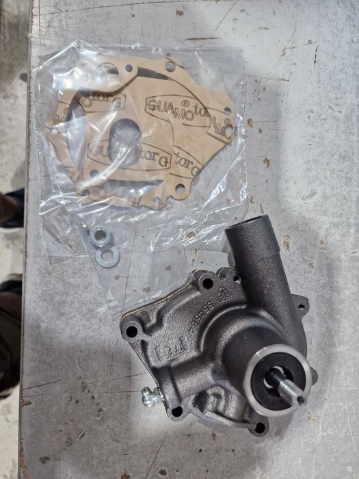 Pompa apă tractor fiat 312 originala import Italia preț 650 lei se pat