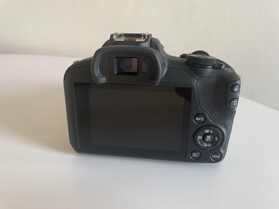 Фотоапарат Canon EOS R100 + всякакви аксесоари