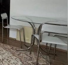 Masa de sticlă cu scaune,rotundă și masa living