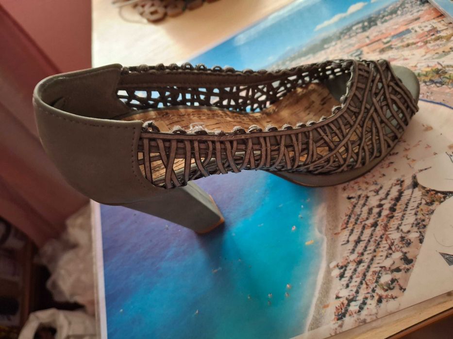 Елегантни дамски обувки