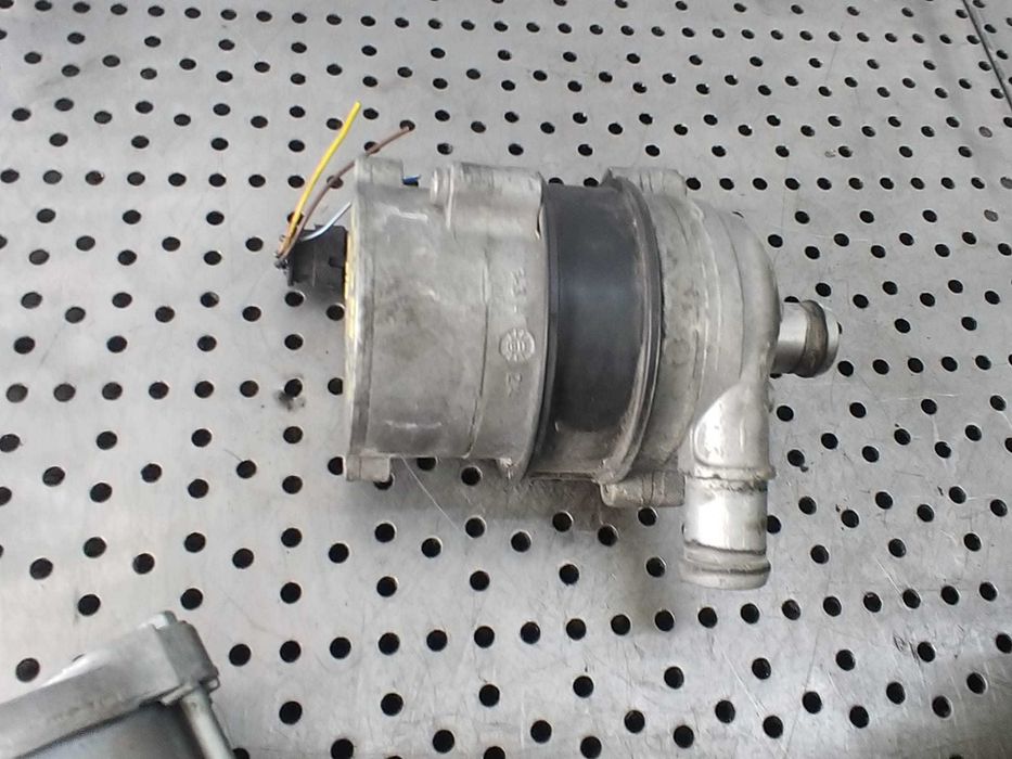 pompa recirculare apa 2.0 tdi deu audi a4 b9 8w  4h0965567a