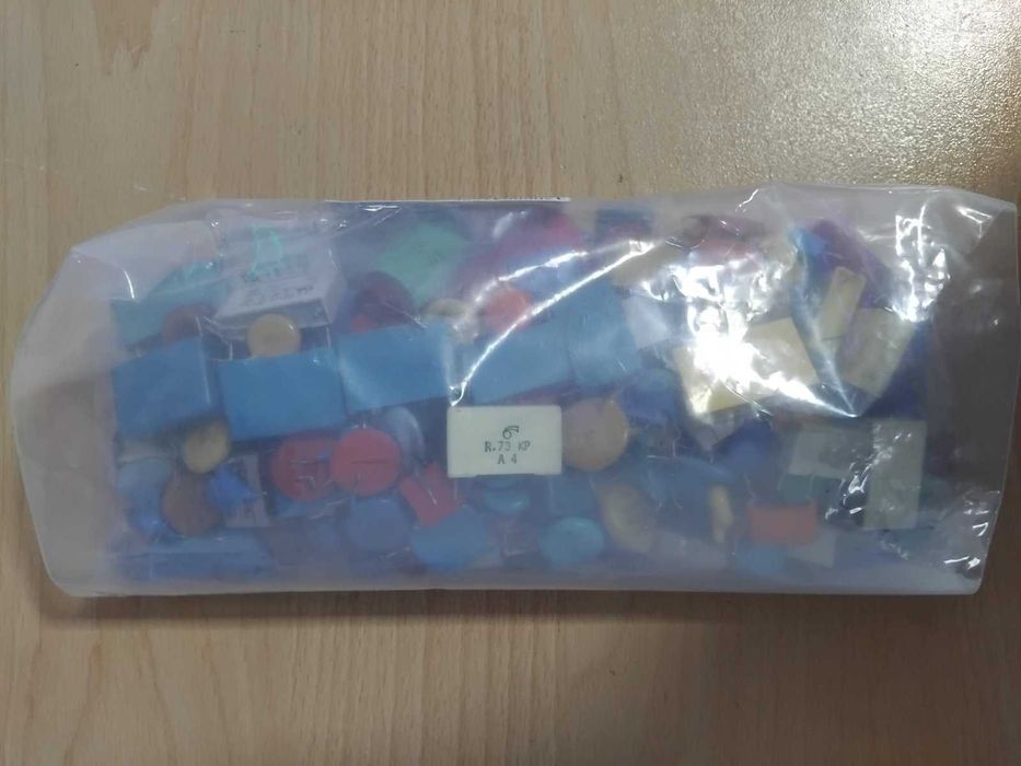 Лот електронни компоненти