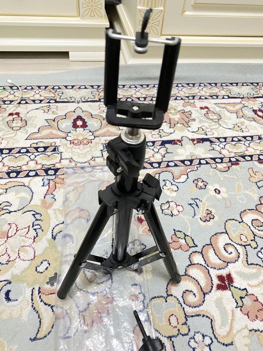 Продаю штатив за 2.000 тг.НОВЫЙ