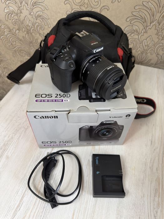 Зеркальный фотоаппарат Canon EOS 250D Kit 18-55mm IS STM + Сумка