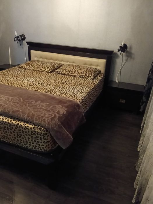 Vând pat dublu cu saltea și noptiere