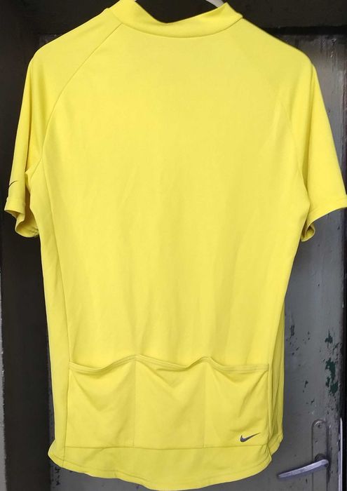 Много стари спортни облекла,