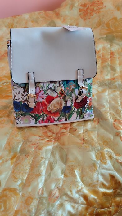 Дамска раница в пролетен цвят