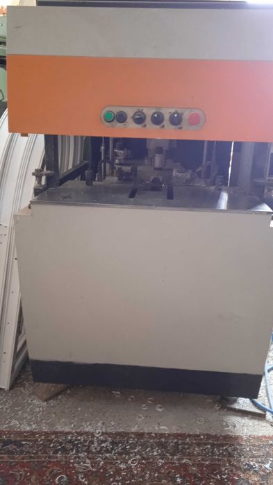 Vând mașină de debavurat pvc.Elumatec